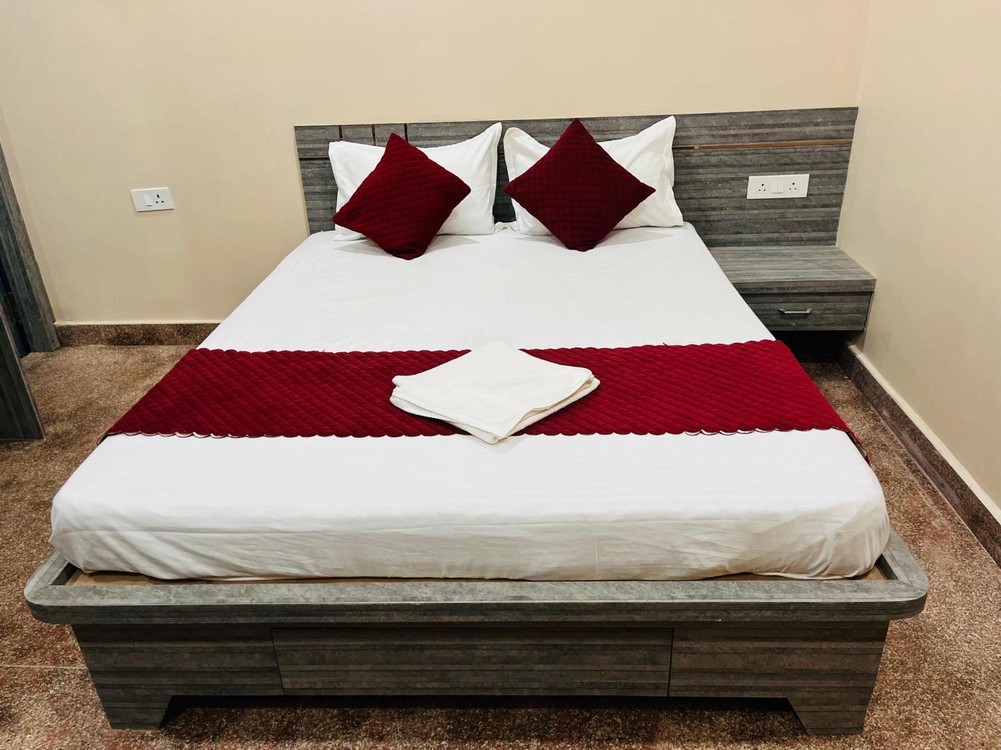 Hotel Utsav Palace Kanpur Zewnętrze zdjęcie