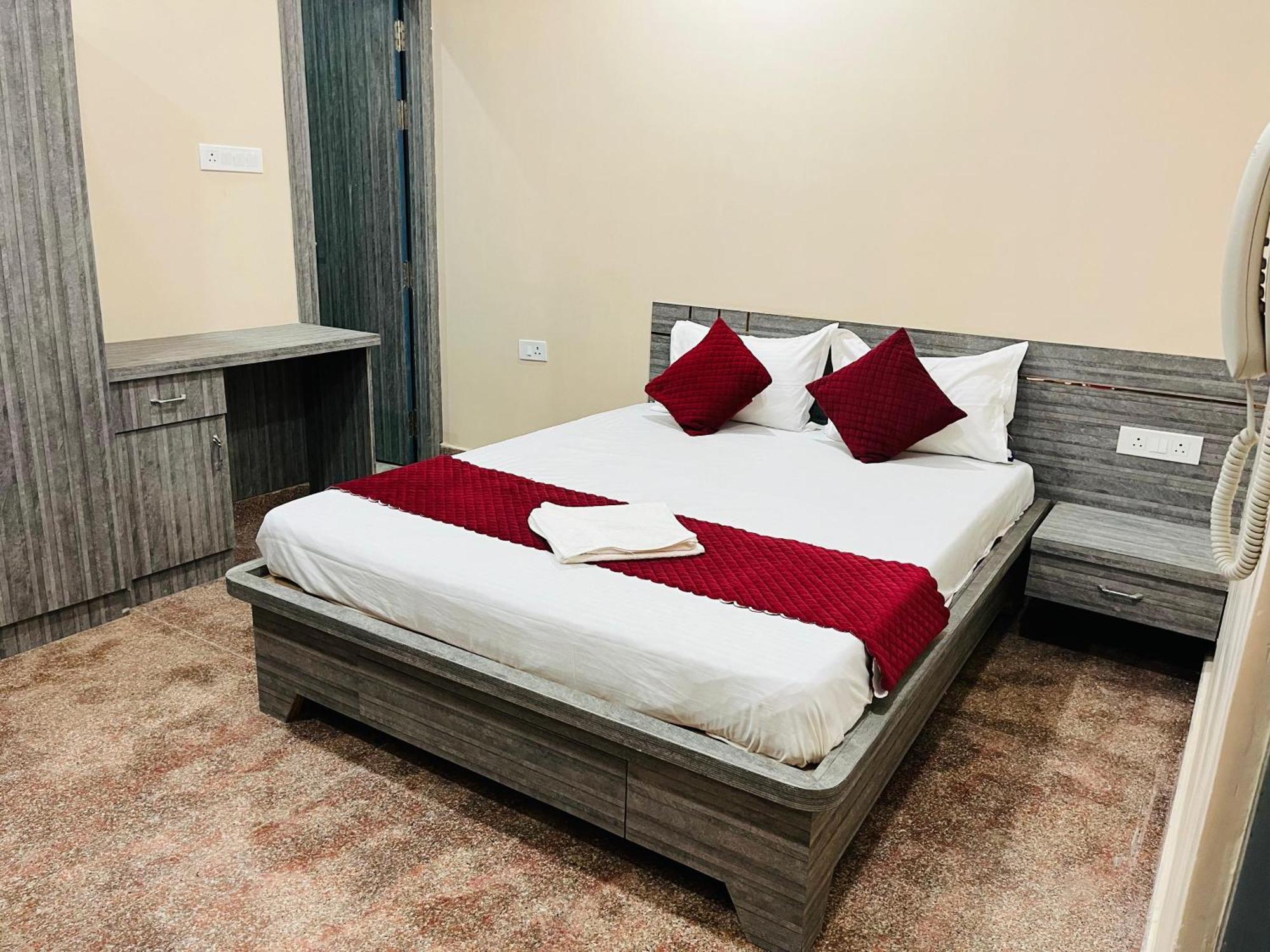 Hotel Utsav Palace Kanpur Zewnętrze zdjęcie